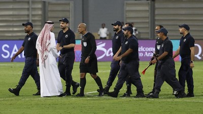 Foto Wasit Ahmed Al-Kaf Dikawal Polisi Usai Pimpin Laga Bahrain Vs Indonesia