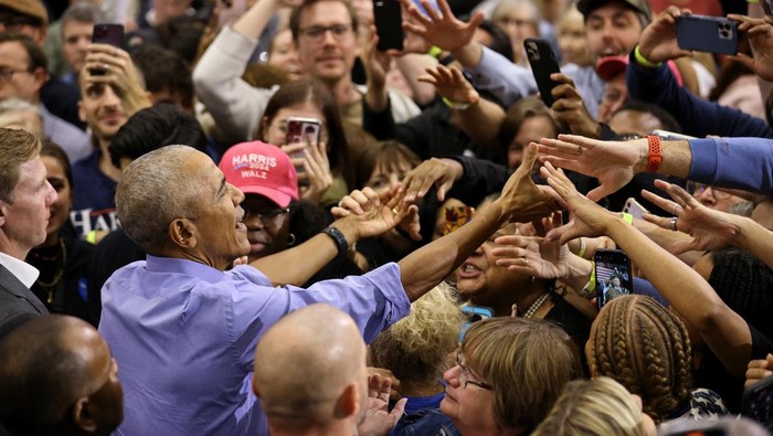 Gaya Obama Saat Kampanye untuk Kamala Harris Former U.S. President Barack Obama speaks during a campaign event in support of Democratic presidential nominee and U.S. Vice President Kamala Harris in Pittsburgh, Pennsylvania, U.S., October 10, 2024. REUTERS/Quinn Glabicki