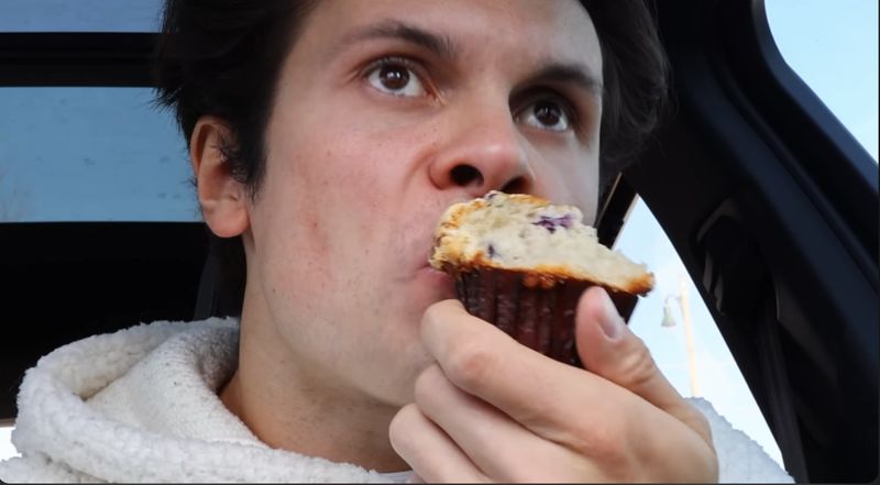 Gokil! YouTuber Ini Konsumsi Makanan Cepat Saji Senilai 16.000 Kalori