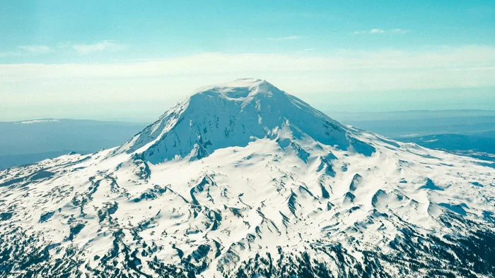 Gunung berapi terbesar di negara bagian Washington, Amerika Serikat, Gunung Adams, menunjukkan serangkaian aktivitas seismik dalam beberapa minggu terakhir.