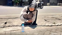 Penasaran dengan fenomane hari tanpa bayangan tersebut, seorang warga mencoba mempraktekkan dengan sebotol air mineral.