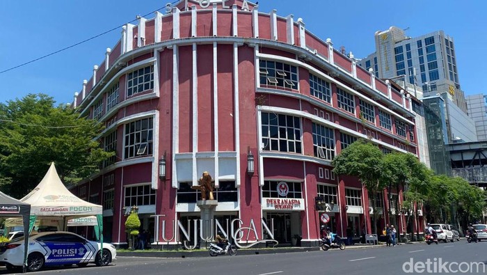 Hari tanpa bayangan di Surabaya