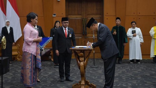 I Ketut Sudarsana resmi dilantik sebagai Rektor Universitas Udayana (Unud) periode 2024-2028 di Graha Utama, Gedung Ki Hadjar Dewantara, Kementerian Pendidikan, Kebudayaan, Riset, dan Teknologi, Jakarta, pada Kamis (10/10/2024). (Foto: Istmewa)