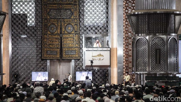 Imam Besar Masjid Nabawi Syekh Ahmad menunaikan salat Jumat di Masjid Istiqlal, Jakarta. Syekh Ahmad juga mengisi khotbah dan memimpin salat di hadapan ribuan jemaah.