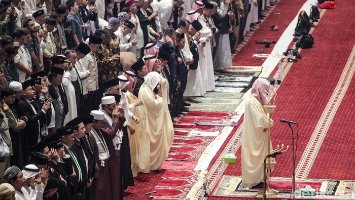 Imam Besar Masjid Nabawi Syekh Ahmad menunaikan salat Jumat di Masjid Istiqlal, Jakarta. Syekh Ahmad juga mengisi khotbah dan memimpin salat di hadapan ribuan jemaah.