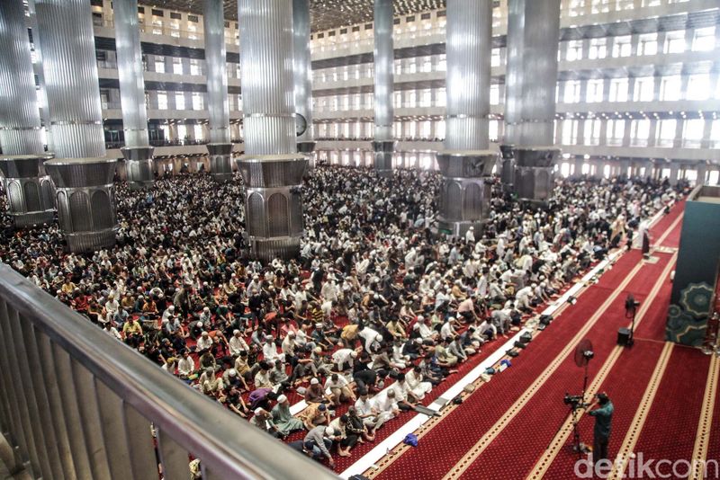 Imam Besar Masjid Nabawi Syekh Ahmad menunaikan salat Jumat di Masjid Istiqlal, Jakarta. Syekh Ahmad juga mengisi khotbah dan memimpin salat di hadapan ribuan jemaah.