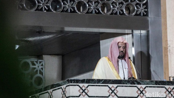 Imam Besar Masjid Nabawi Pimpin Salat Jumat di Istiqlal Imam Besar Masjid Nabawi Syekh Ahmad menunaikan salat Jumat di Masjid Istiqlal, Jakarta. Syekh Ahmad juga mengisi khotbah dan memimpin salat di hadapan ribuan jemaah.