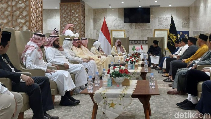 Imam Besar Masjid Nabawi Syekh Ahmad bin Ali Al-Hudhaify bertemu Imam Besar Masjid Istiqlal KH Nasaruddin Umar. Salah satu dibahas penyiapan ulama perempuan. (Adrial Akbar/detikcom)