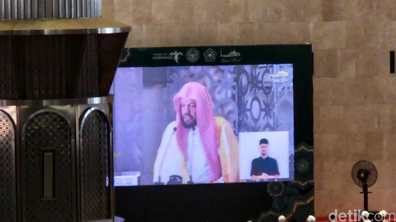 Imam Besar Masjid Nabawi Syekh Ahmad bin Ali Al-Hudhaify melaksanakan salat Jumat sekaligus mengisi khotbah di Masjid Istiqlal, 11 Oktober 2024. (Adrial Akbar/detikcom)