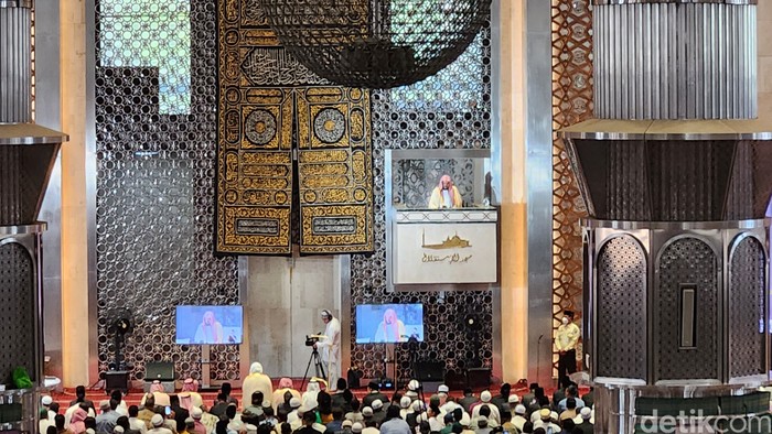 Imam Besar Masjid Nabawi Syekh Ahmad bin Ali Al-Hudhaify melaksanakan salat Jumat sekaligus mengisi khotbah di Masjid Istiqlal, 11 Oktober 2024. (Adrial Akbar/detikcom)