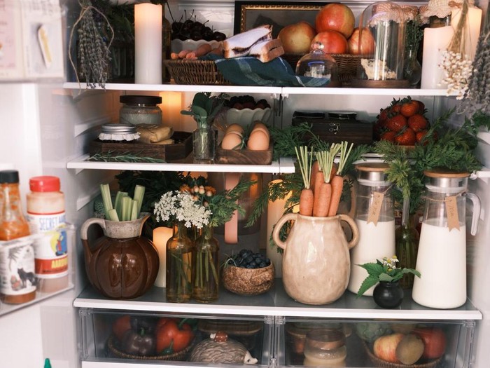 Ini Bahaya Fridgescaping, Tren Dekorasi Kulkas Pakai Barang dan Makanan