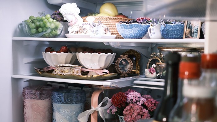 Ini Bahaya Fridgescaping, Tren Dekorasi Kulkas Pakai Barang dan Makanan