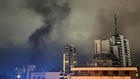 Serangan udara Israel menewaskan sedikitnya 22 orang di pusat kota Beirut, Lebanon, saat pasukan darat Israel dituduh menembaki markas besar pasukan penjaga perdamaian PBB. Israel disebut menggempur Beirut karena mengincar tokoh Hizbullah. 