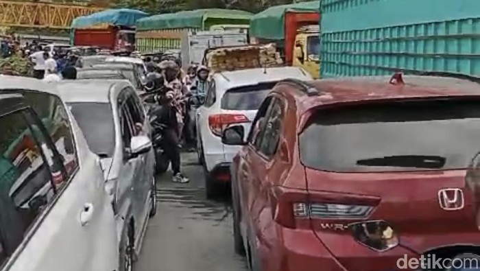 Jalan Poros Maros-Bone dekat wilayah Camba tepatnya di Tompo Ladang, Kecamatan Mallawa, Kabupaten Maros, Sulawesi Selatan (Sulsel) mulai ditutup total pagi ini.