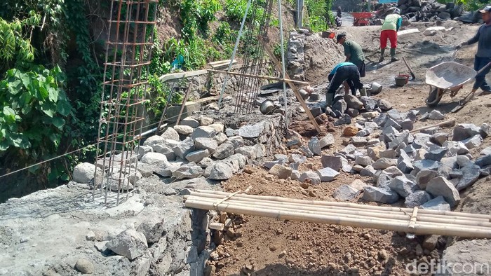 Proses perbaikan jembatan jalur alternatif penghubung Klaten dan Boyolali di Desa Sudimoro, Kecamatan Tulung, Klaten, Jumat (11/10/2024).