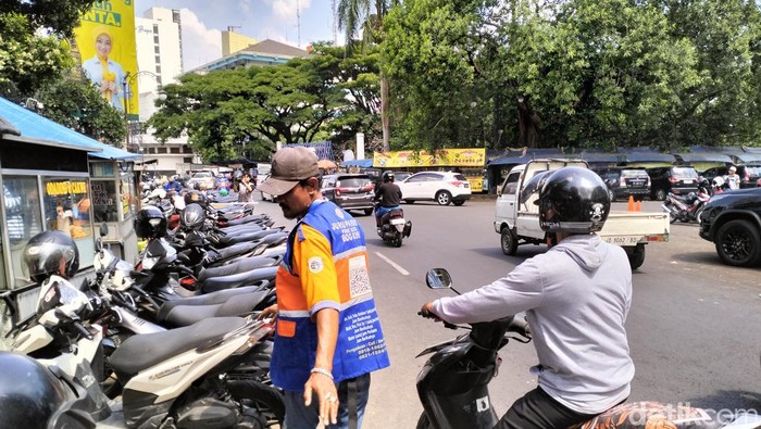 Juru parkir di Jalan Cikapundung gunakan rompi QRIS.