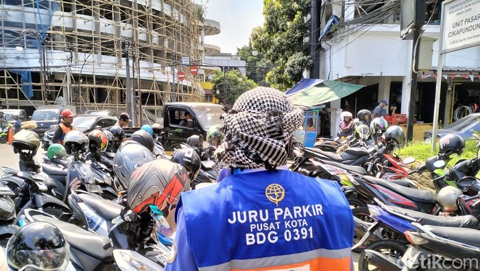 Juru parkir di Jalan Cikapundung gunakan rompi QRIS.