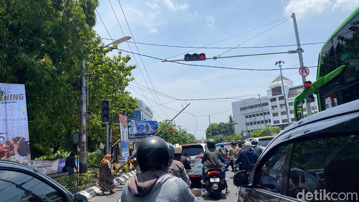 Kabel terputus di Jalan Pemuda Kota Semarang membuat arus lalu lintas terhambat, Jumat (11/10/2024).