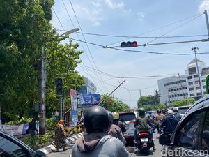 Awas! Tiang WiFi Roboh di Jalan Pemuda Semarang, Lalu Lintas Tersendat