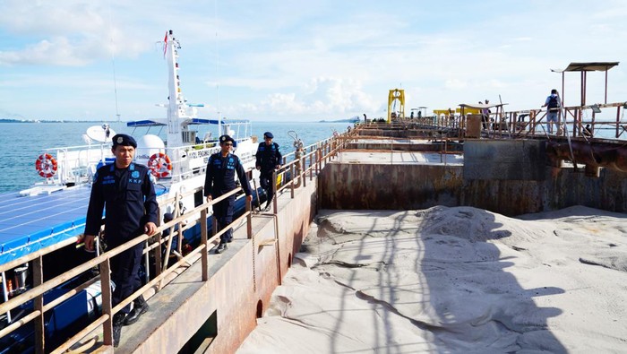 Kapal Singapura Ketahuan Maling Pasir di Batam.
