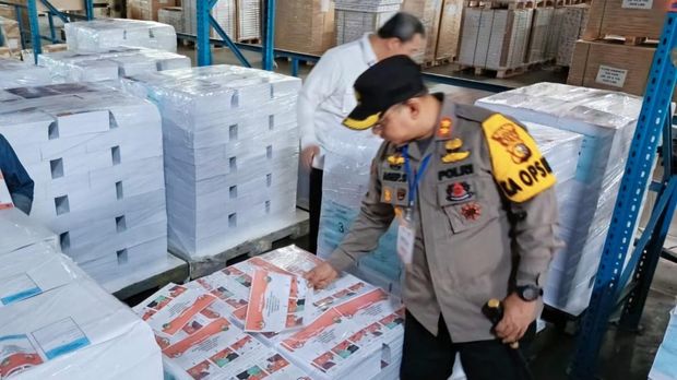 Kapolres Siak saat cek surat suara (Dok Polres Siak)