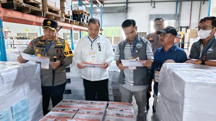 Kapolres Siak saat cek surat suara (Dok Polres Siak)