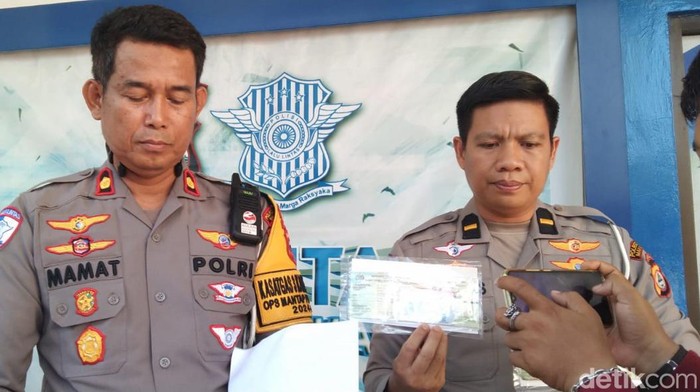 Kasatlantas Polrestabes Makassar Kompol Mamat Rahmat (kiri) saat rilis penetapan tersangka kecelakaan owner Pallubasa.