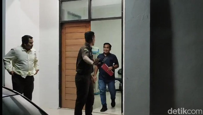 Kasi Pidsus Kejaksaan Negeri Gresik saat meminta wartawan mundur meski jarak sudah terlalu jauh