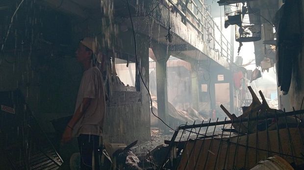 Kebakaran terjadi di kawasan padat penduduk di Jembatan Besi, Tambora, Jakbar. Seratus lebih personel damkar dikerahkan ke lokasi kebakaran. (dok Damkar Jakbar)