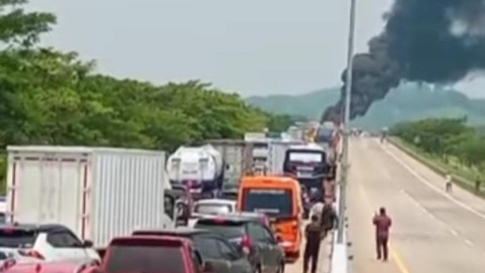 Kemacetan dampak truk terbakar di Tol Semarang-Batang, Jumat (11/10/2024).