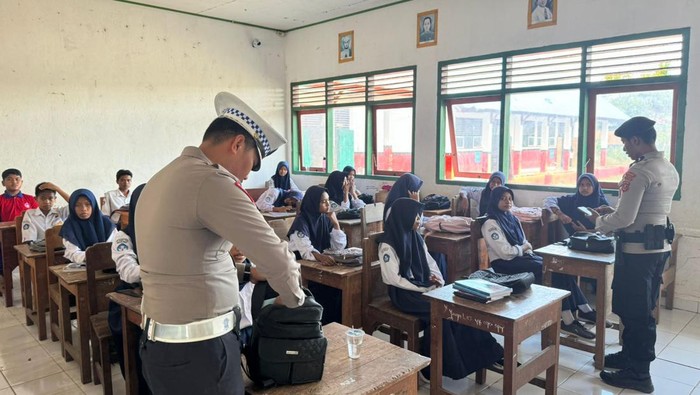 Polisi melakukan razia mendadak di SMP Negeri 1 Kecamatan Gu, Buton Tengah, Sulawesi Tenggara (Sultra).