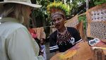 Kerajinan Kulit Kayu Papua Pikat Turis Asing