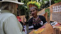 Para wisatawan mancanegara juga mendapat penjelasan mengenai kerajinan yang terbuat dari kulit kayu tersebut.  