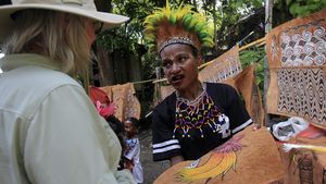 Kerajinan Kulit Kayu Papua Pikat Turis Asing