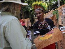 Kerajinan Kulit Kayu Papua Pikat Turis Asing