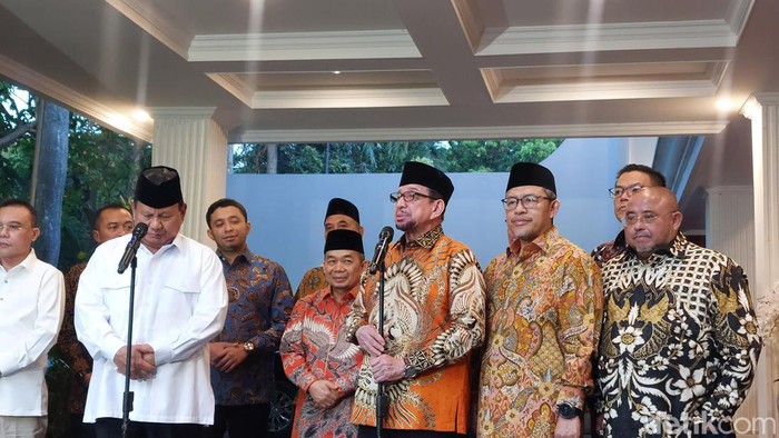Ketua Majelis Syuro PKS Salim Segaf Aljufri mengunjungi kediaman presiden terpilih Prabowo Subianto. (Rumondang/detikcom)