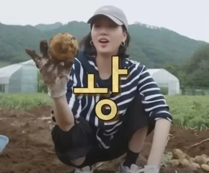 Kim Go Eun pakai baju Chanel.