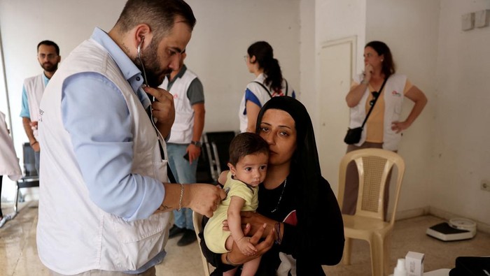 Internally displaced man is checked by a health worker of Medecins Sans Frontieres (Doctors Without Borders) amid ongoing hostilities between Hezbollah and Israeli forces, in Beirut, Lebanon, October 10, 2024. REUTERS/Mohamed Azakir