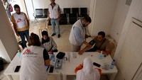 Medecins Sans Frontieres (MSF atau Dokter Lintas Batas) telah mendirikan klinik keliling di Beirut dan kota Wady El Zayni di Lebanon selatan. Klinik menyediakan perawatan medis penting bagi para pengungsi yang terdampak konflik yang sedang berlangsung.