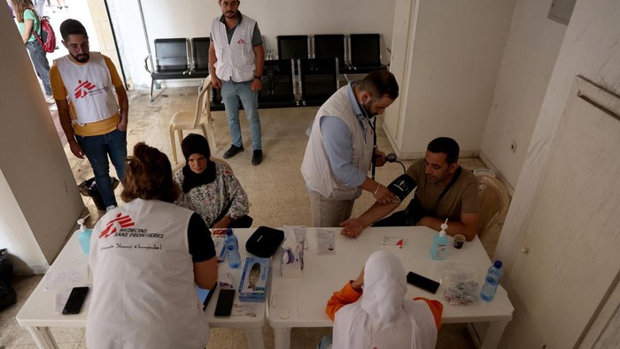 Internally displaced man is checked by a health worker of Medecins Sans Frontieres (Doctors Without Borders) amid ongoing hostilities between Hezbollah and Israeli forces, in Beirut, Lebanon, October 10, 2024. REUTERS/Mohamed Azakir