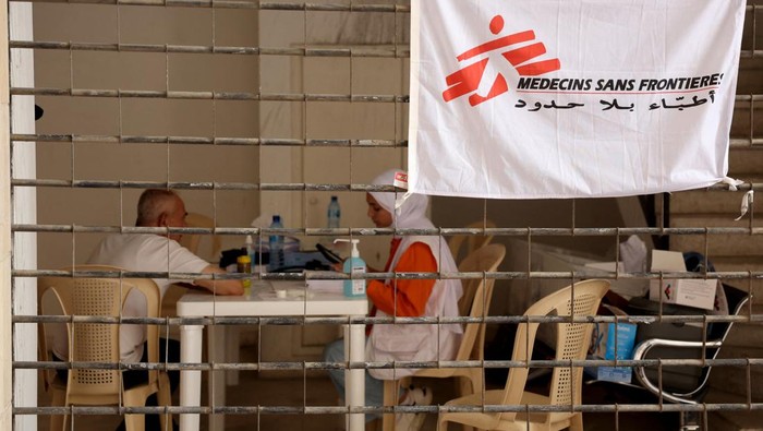 Internally displaced man is checked by a health worker of Medecins Sans Frontieres (Doctors Without Borders) amid ongoing hostilities between Hezbollah and Israeli forces, in Beirut, Lebanon, October 10, 2024. REUTERS/Mohamed Azakir