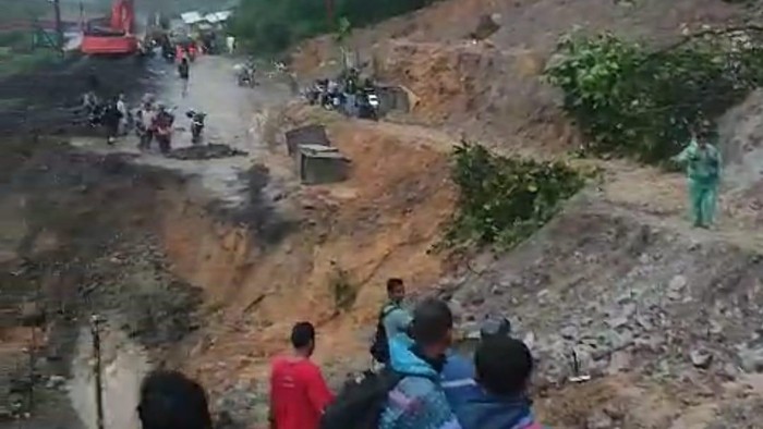 Kondisi longsor di Batu Jomba Tapsel. (Foto: Istimewa).