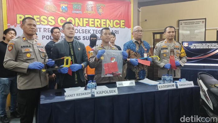 Konferensi pers penangkapan pencuri kabel PJU di Surabaya.