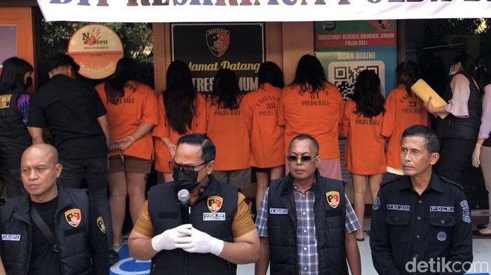Konferensi pers pengungkapan kasus prostitusi Flame Spa di Mapolda Bali, Jumat (11/10/2024). (Foto: Ida Bagus Putu Mahendra/detikBali)