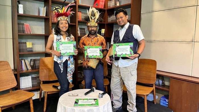 Konsrvasi Indonesia dan Komunitas Fakfak Birdwatching luncurkan sebuah buku untuk rayakan Hari Migrasi Burung Sedunia.