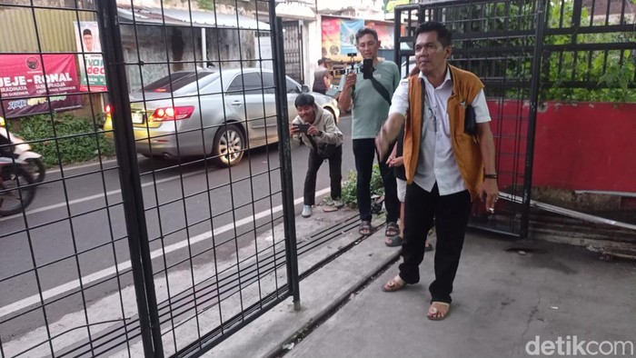 Korban sedang menunjukan lokasi tempat mobilnya terparkir.