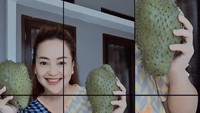 Wanita kelahiran 1987 ini memamerkan hasil panen sirsak berukuran jumbo. Ini yang namanya hasil dari buah kesabaran, keikhlasan, makannya hasil nya senang, tulisnya. Foto: Instagram nina_mpokalpa