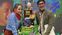 Pelantun lagu Ke Emol ini dekat dengan rekan host di acara FYP, Irfan Hakim. Mpok Alpa pun ikut memeriahkan pesta ulang tahun Irfan yang dilengkapi kue tema hewan. Foto: Instagram nina_mpokalpa