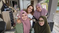 Liburan di kota Batu, Mpok Alpa tampak berkumpul dengan orang-orang tersayangnya. Mereka juga menyiapkan aneka kue. Foto: Instagram nina_mpokalpa