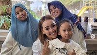 Ketemu adik adik di Malang, tulis Mpok Alpa di keterangan foto. Momen manis ini semakin lengkap karena sambil makan bersama. Foto: Instagram nina_mpokalpa